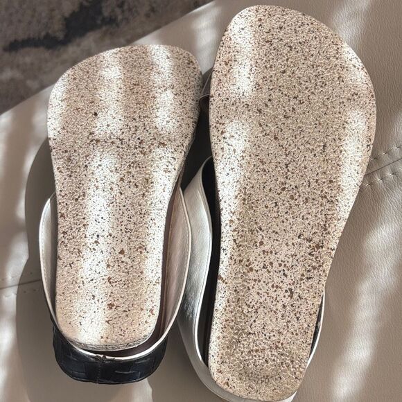 Modzori Reversibles Women's Sandals in Black, Silver, and white sz 8 - Picture 4 of 7